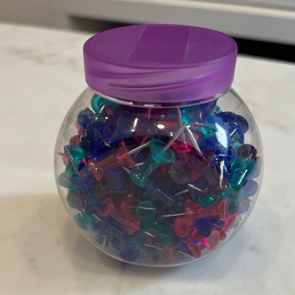 175 Multicolor push pins
